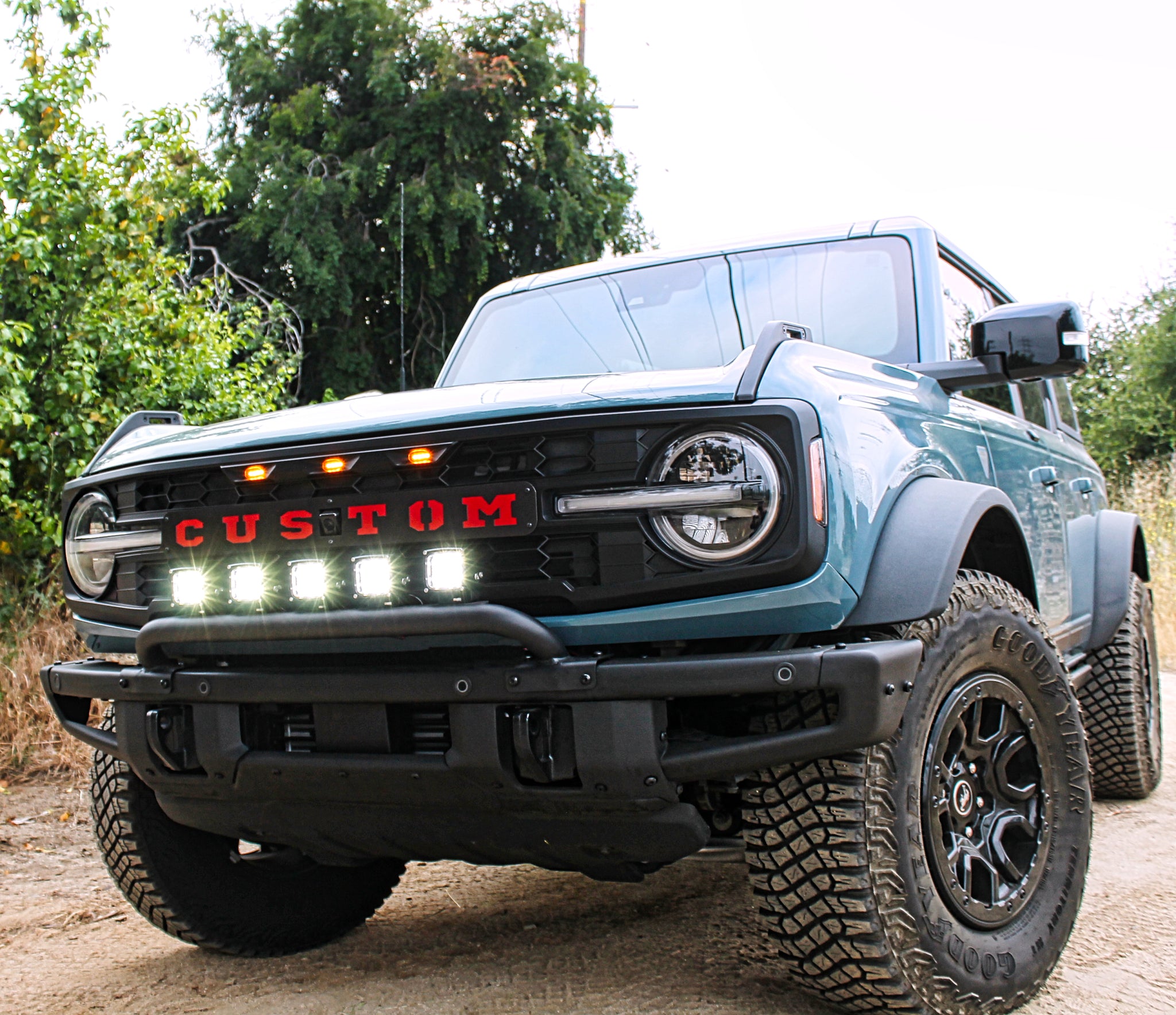 2021 2022 blue Ford Bronco with five white40watt light pods on front bullbar - M&R Automotive