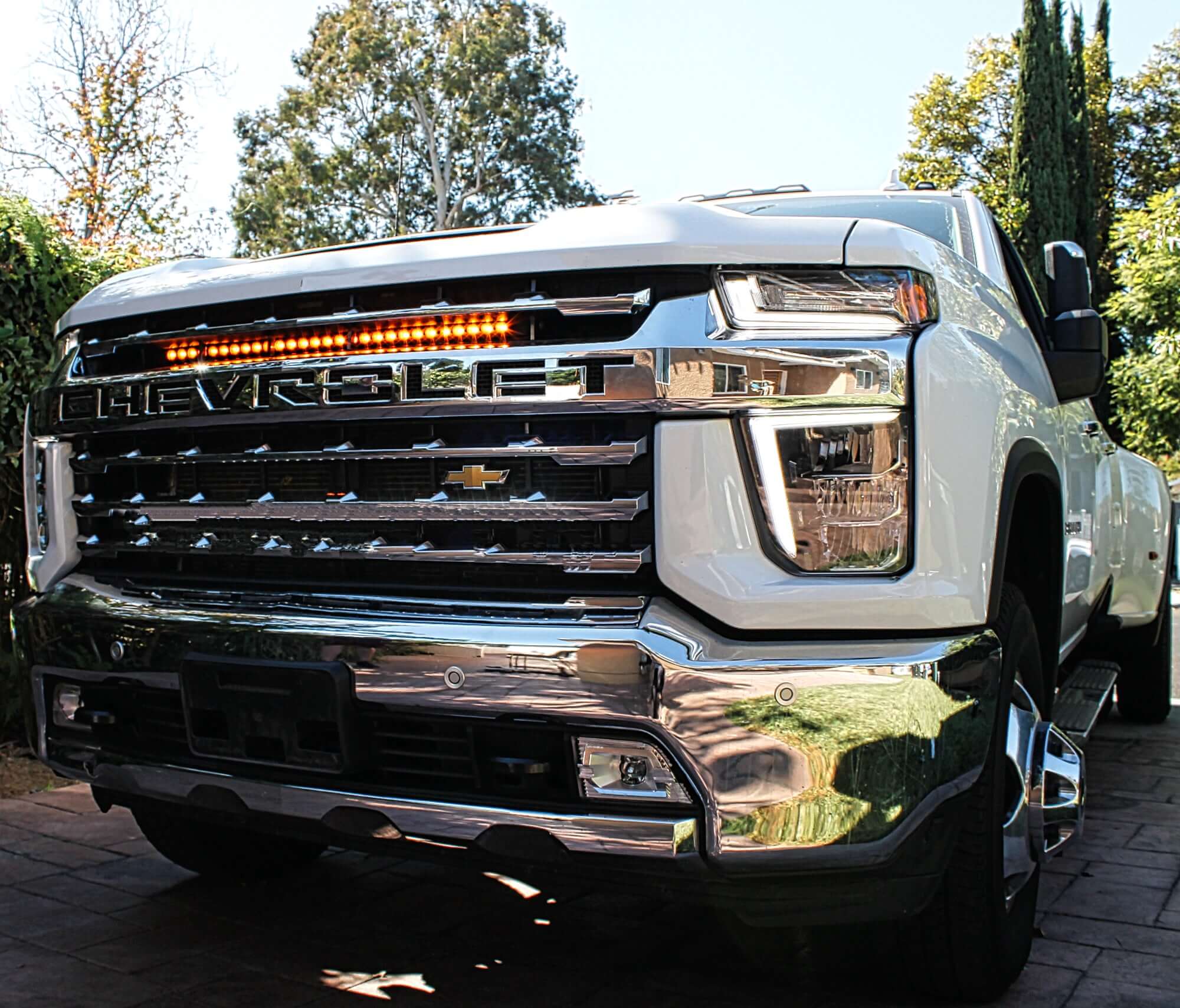 2020 2021 2022 2023 white Chevrolet Silverado 2500/3500HD one amber 30in Light Bar behind the grille- M&R Automotive
