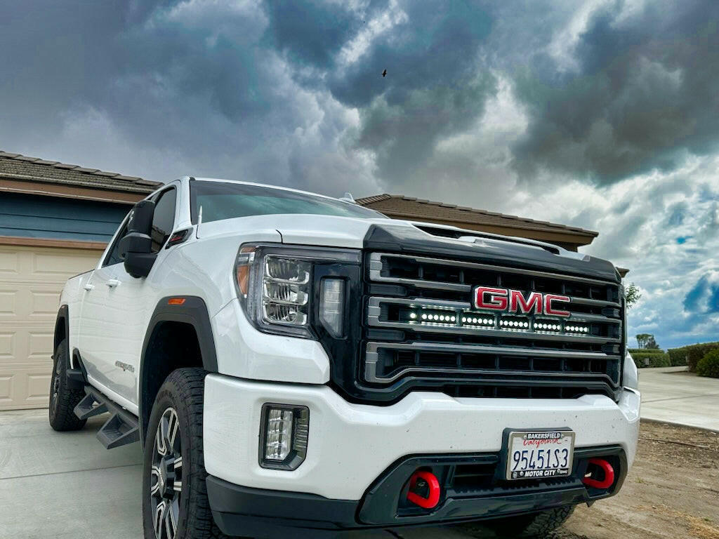 2020 2021 2022 2023 white GMC Sierra 2500 and 3500HD with white 40in Light Bar behind the grille