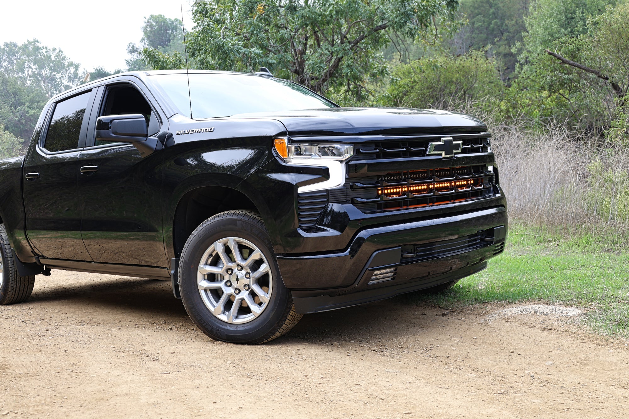 2022 black chevrolet silverado 1500 off road light bar front grille