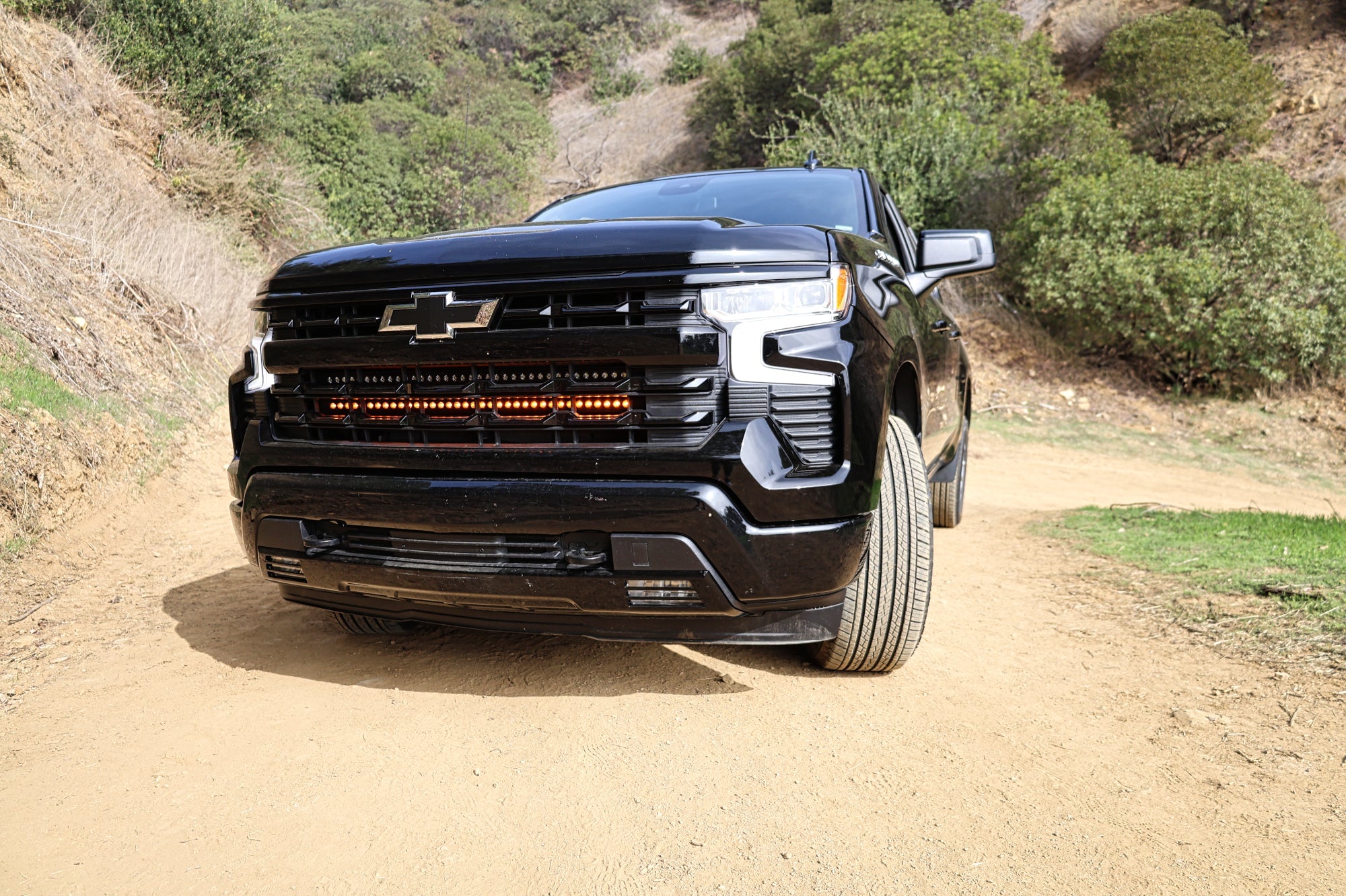 black chevrolet silverado 1500 off road light bar front grille, amber