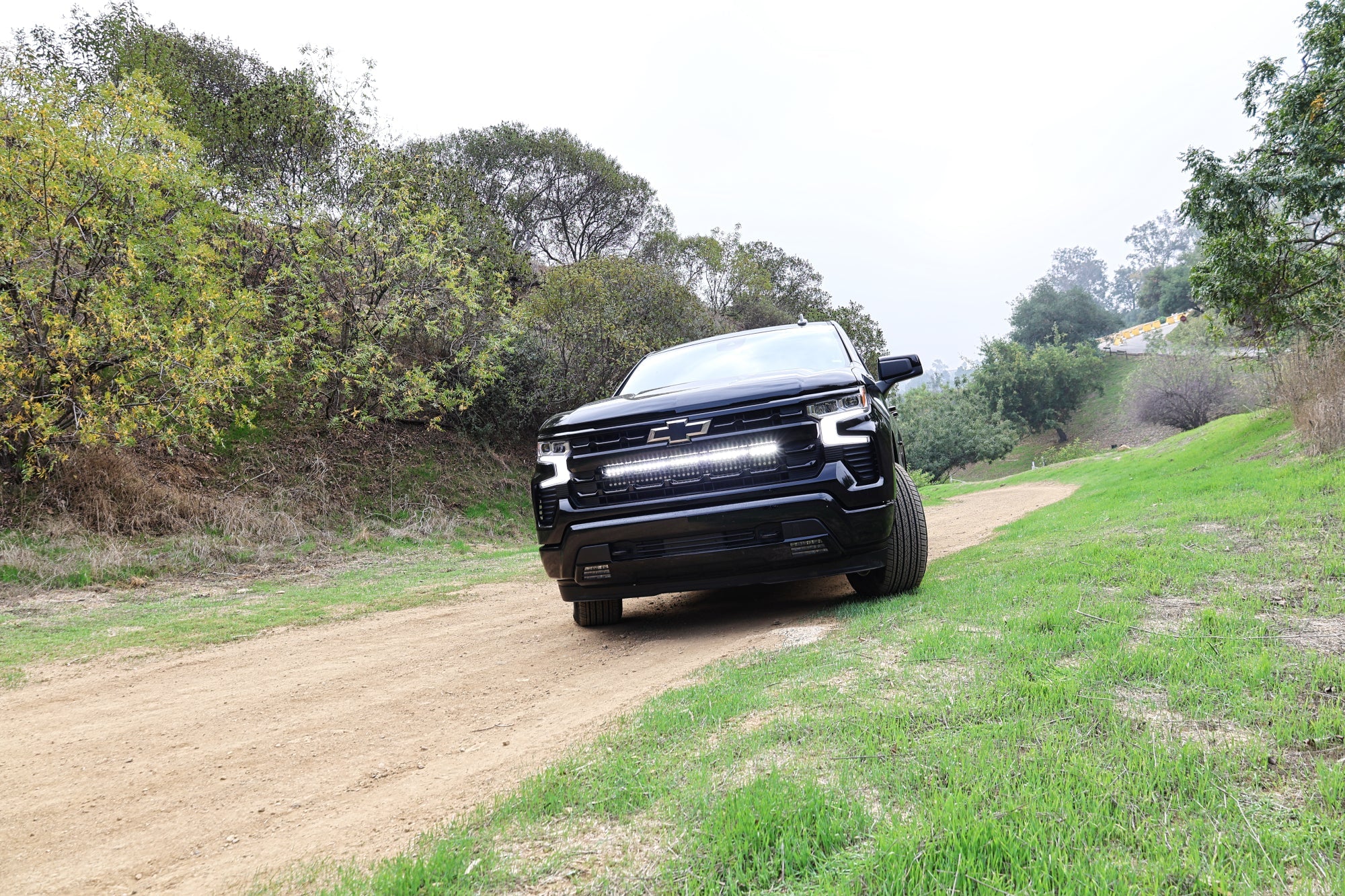 2024 black chevrolet silverado 1500 off road light bar front grille