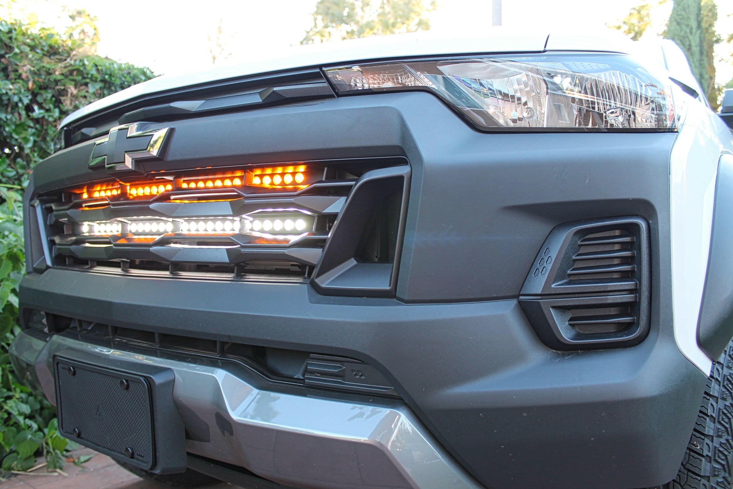 2023 2024 white chevrolet colorado with behind grille 30in light bars white and amber