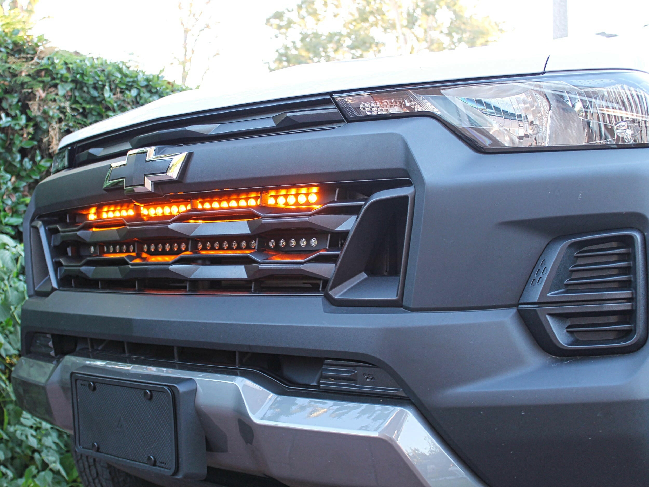 2023 2024 white chevrolet colorado with behind grille 30in light bars amber