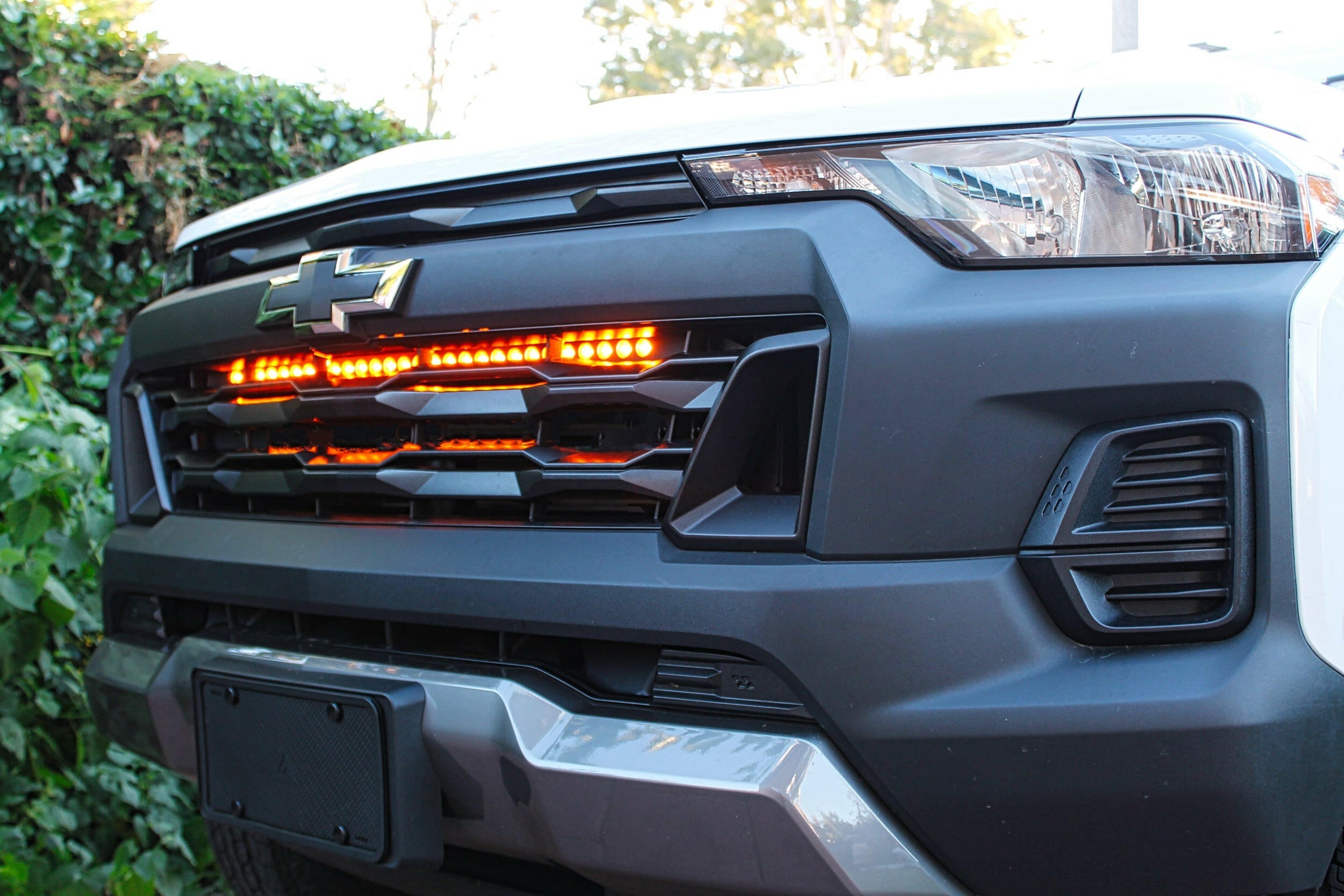 2023 2024 white chevrolet colorado with behind grille 30in light bar amber