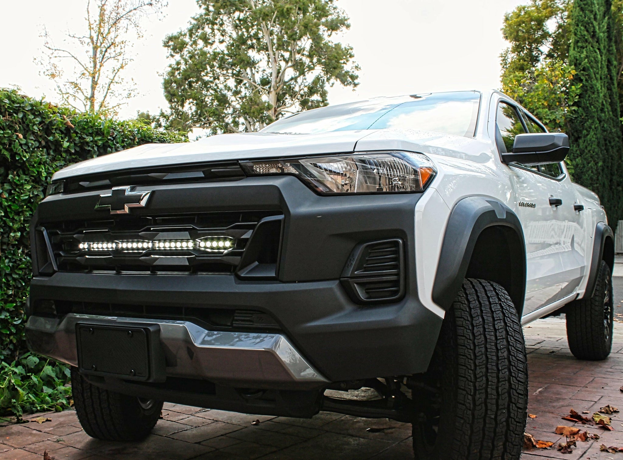 2023 2024 white chevrolet colorado with behind grille 30in light bar white