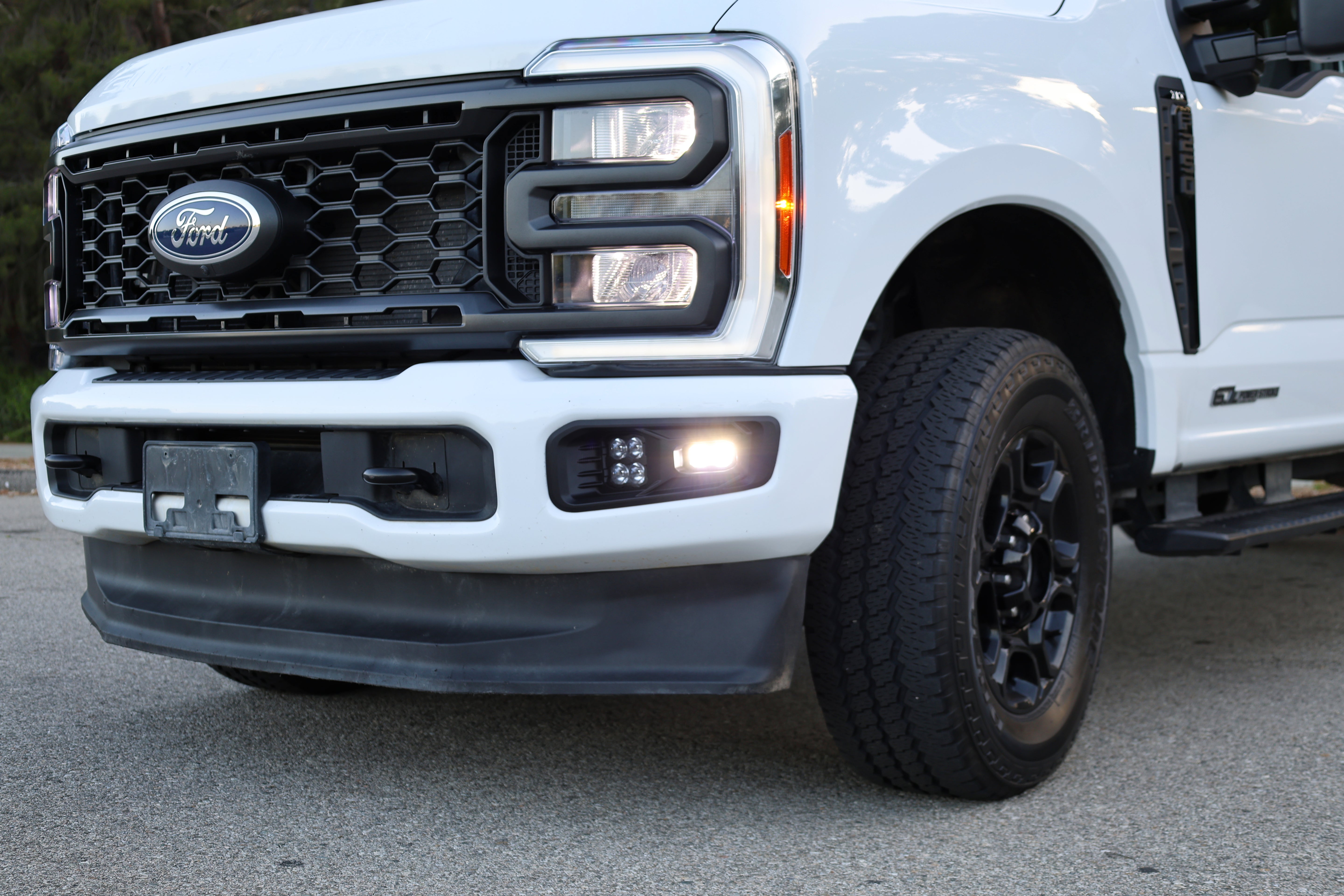 2023 Ford Super Duty F250 with fog lights activated, showcasing Ford Super Duty Fog Lights on the front bumper.