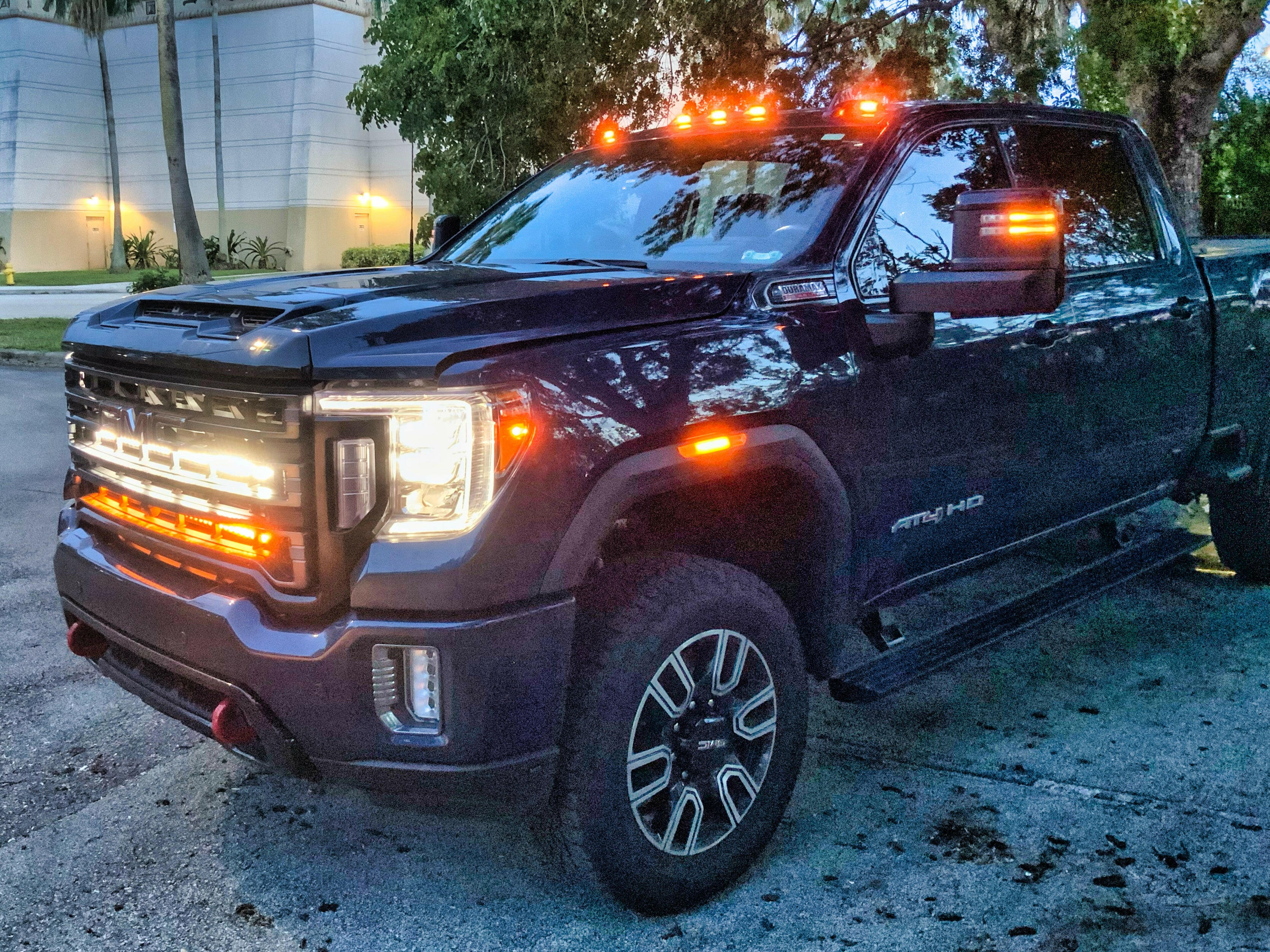 2020 2021 2022 2023 black GMC Sierra 2500/3500HD two amber 40in light bars behind the grille