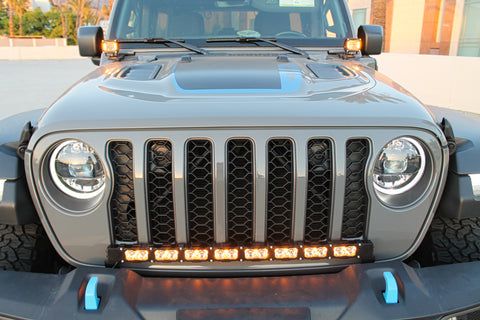 2023 jeep wrangler with amber DRL light bar in the front grille