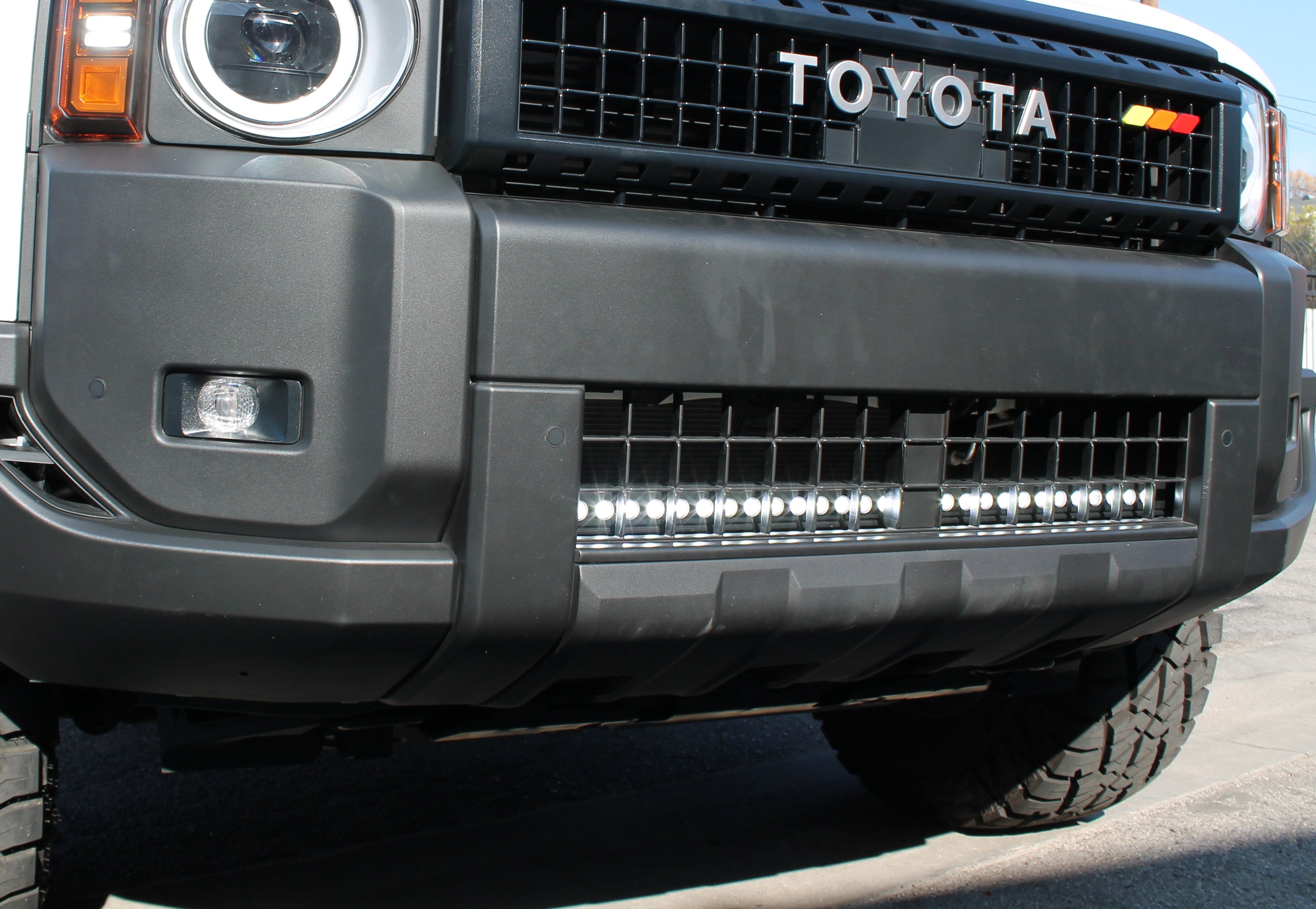 Land Cruiser lightbar on 2024+ Toyota Land Cruiser front grille installation, slim LED bar installed behind lower grille for Land Cruiser 1958 and Land Cruiser models