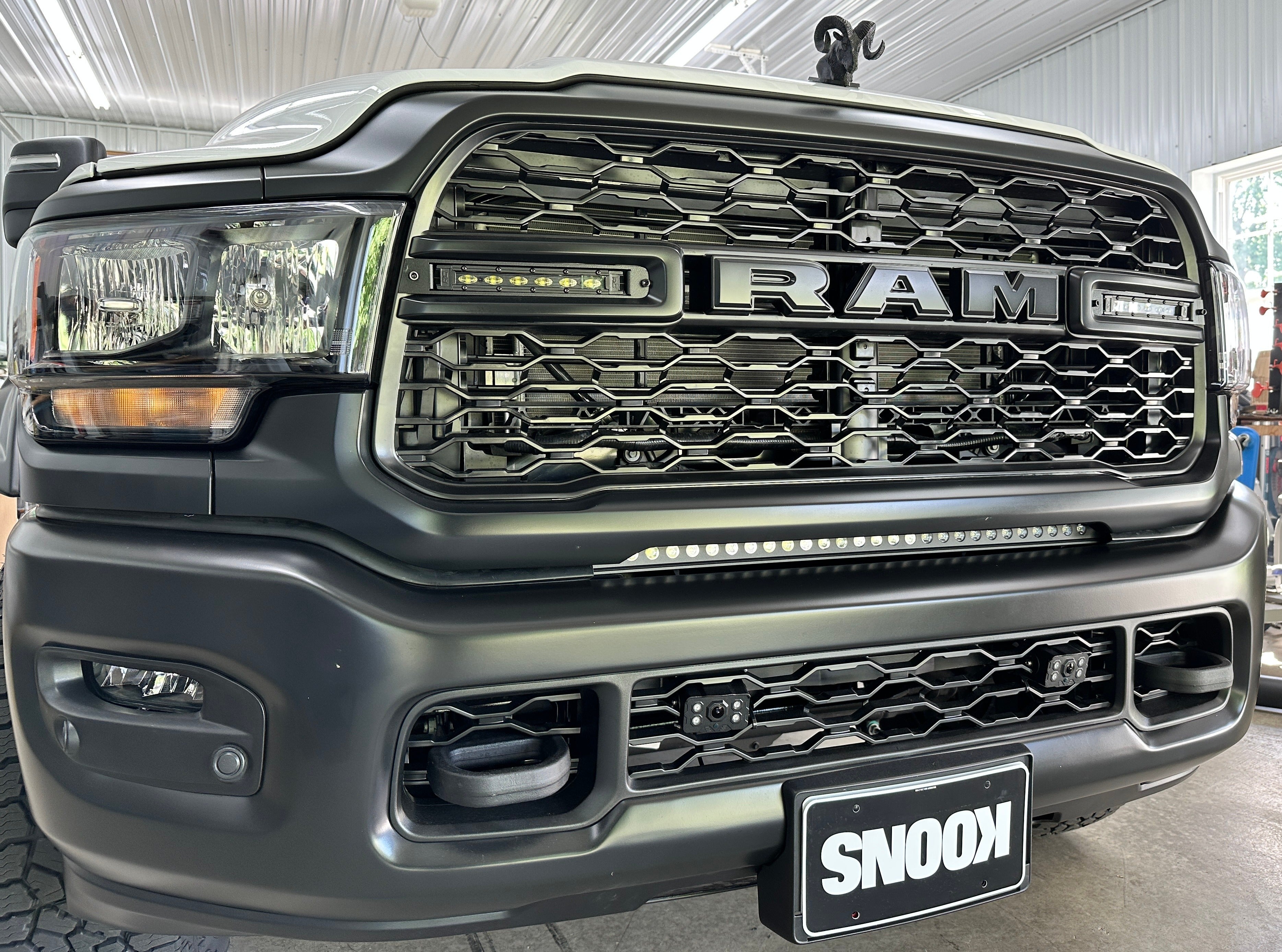 2019-2024 RAM 2500/3500 30in LED light bar product graphic with beam detail