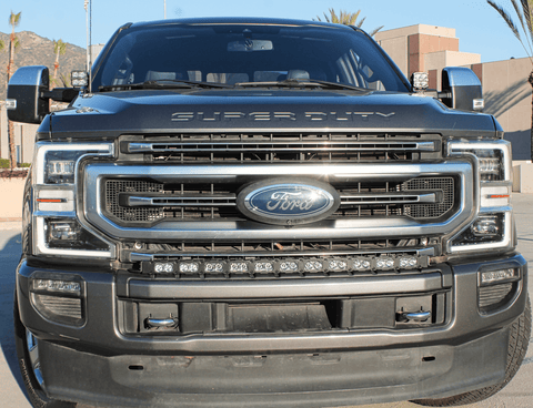 Ford Super Duty light bar on 2020-2022 F250/F350/F450 truck with chrome grille and Center Ford emblem