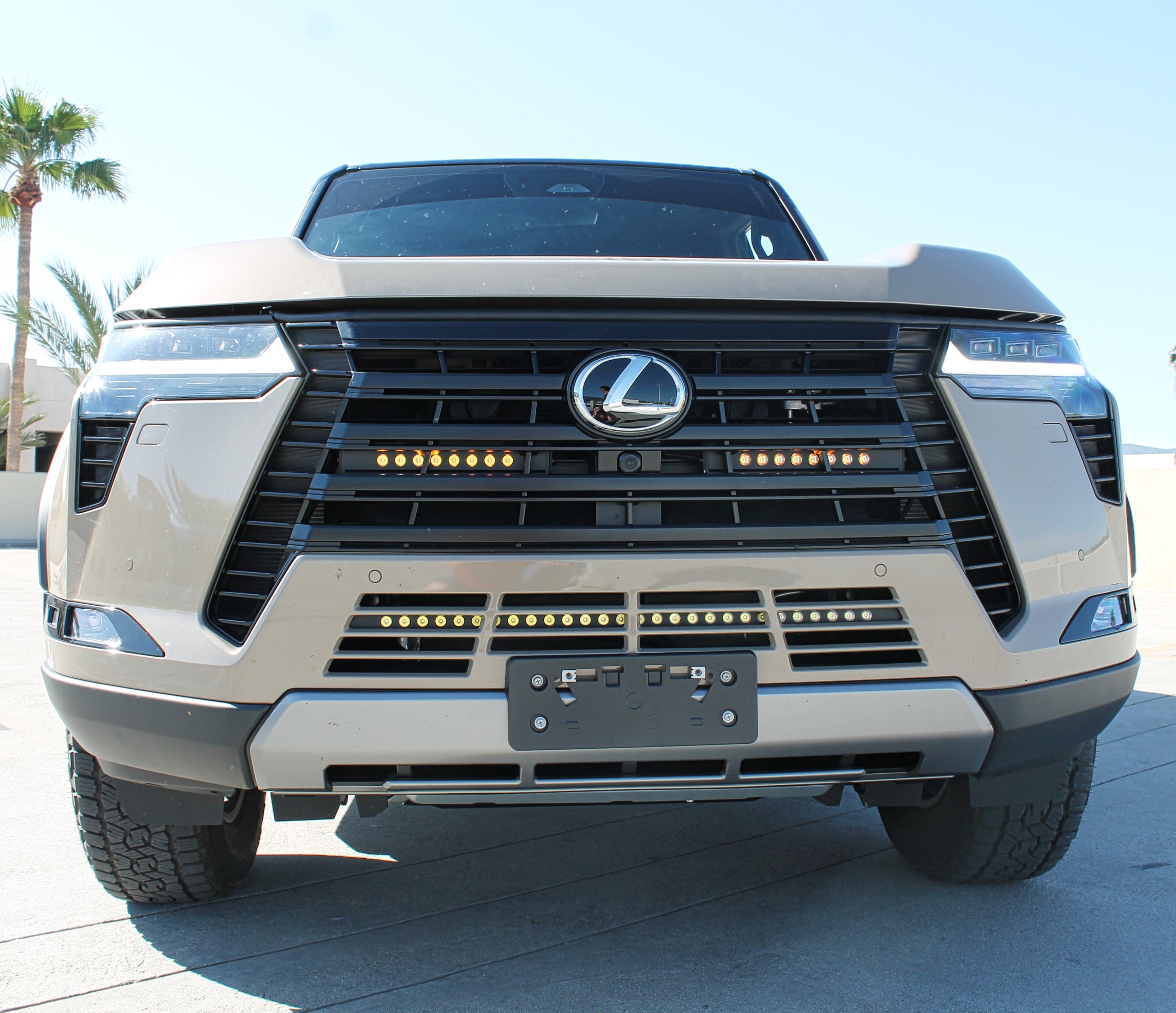 Lexus GX550 light bar front view with dual 11in white/amber LEDs behind lower grille, fits 2024-2026 GX550 Premium Luxury Overtrail, kit installs behind grille