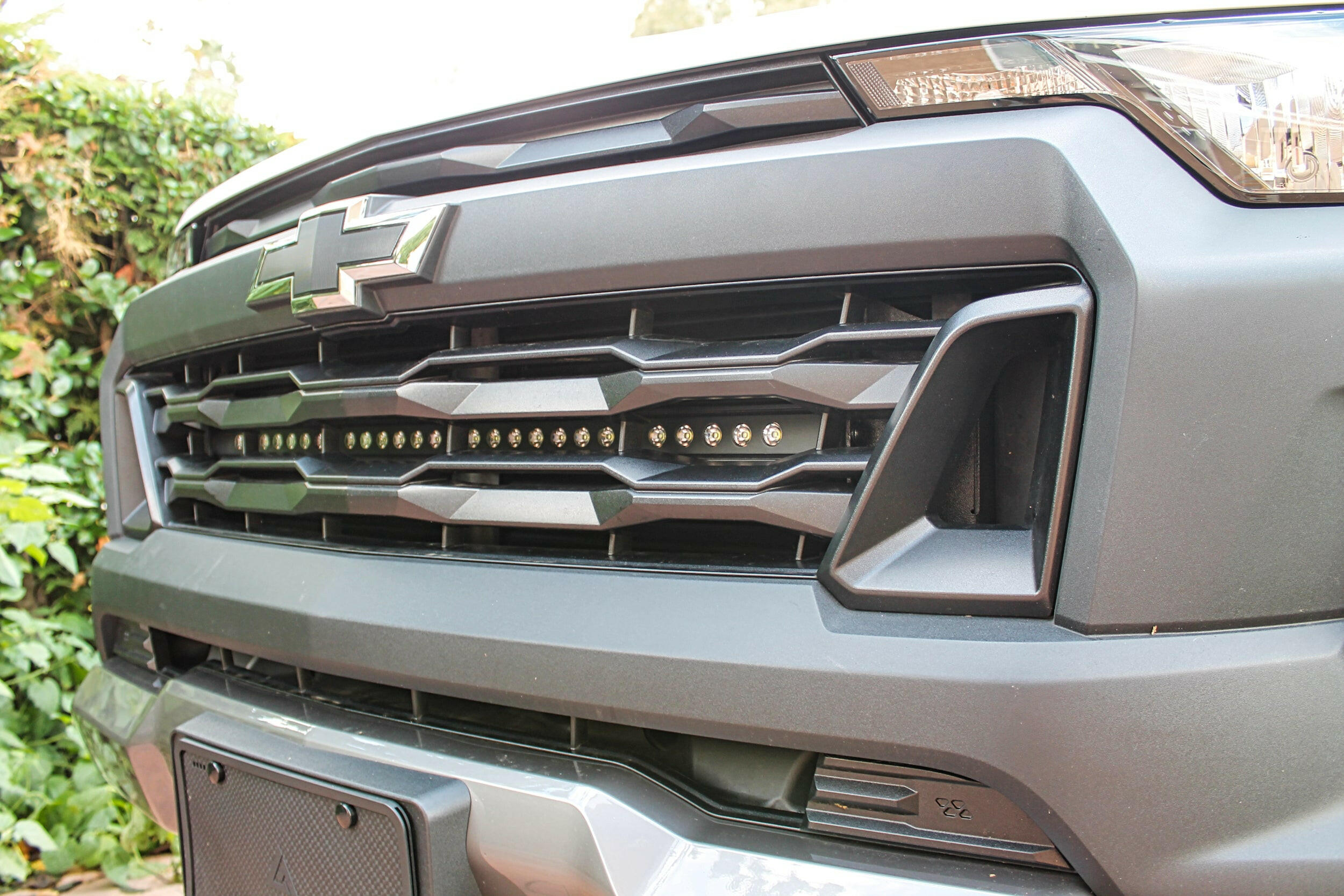 2023 2024 white chevrolet colorado with behind grille single 30in light bar
