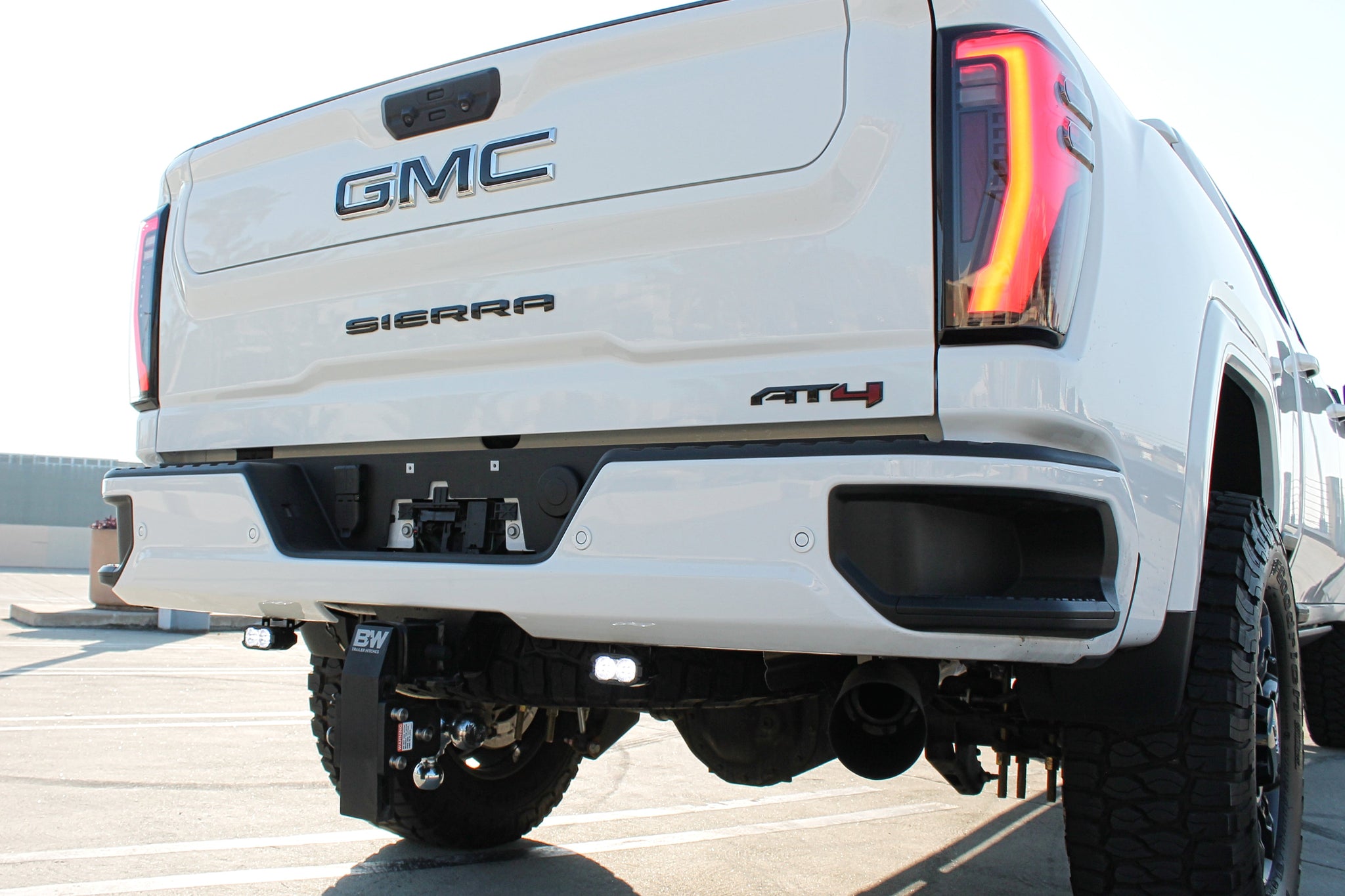 Sierra HD Reverse GMC Sierra 2500/3500 HD kit rear view with PRO SLE SLT AT4 trims, pair of pods, white LED main light and amber/red backlight