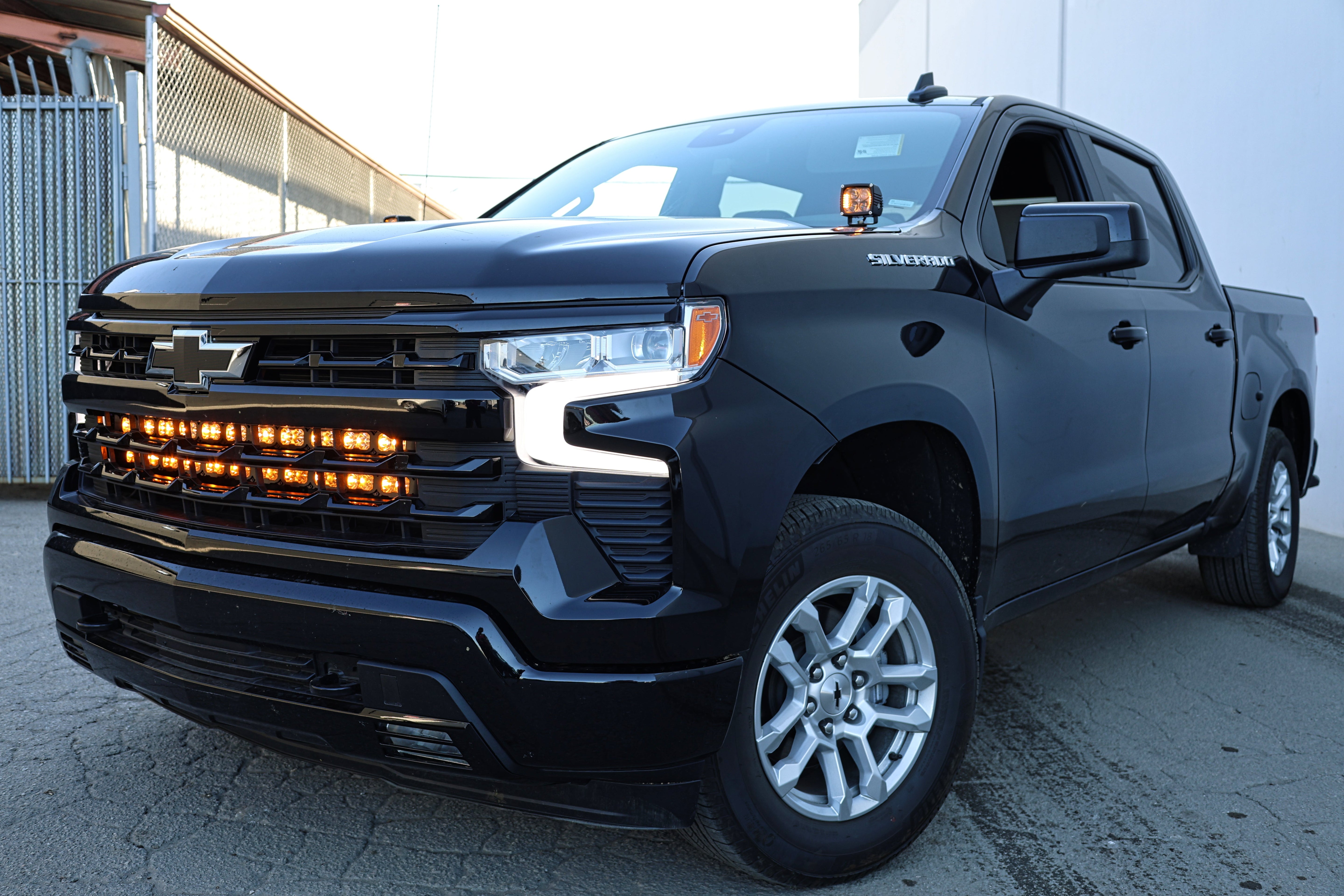 Silverado 1500 ditch lights installed on 2022 Chevy Silverado 1500 with dual color amber DRL front lighting